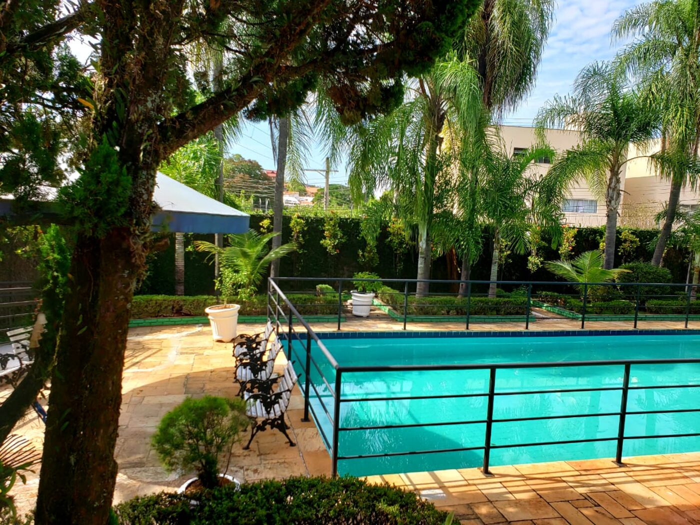 Jardim e piscina com área de convívio da Amor de Vó