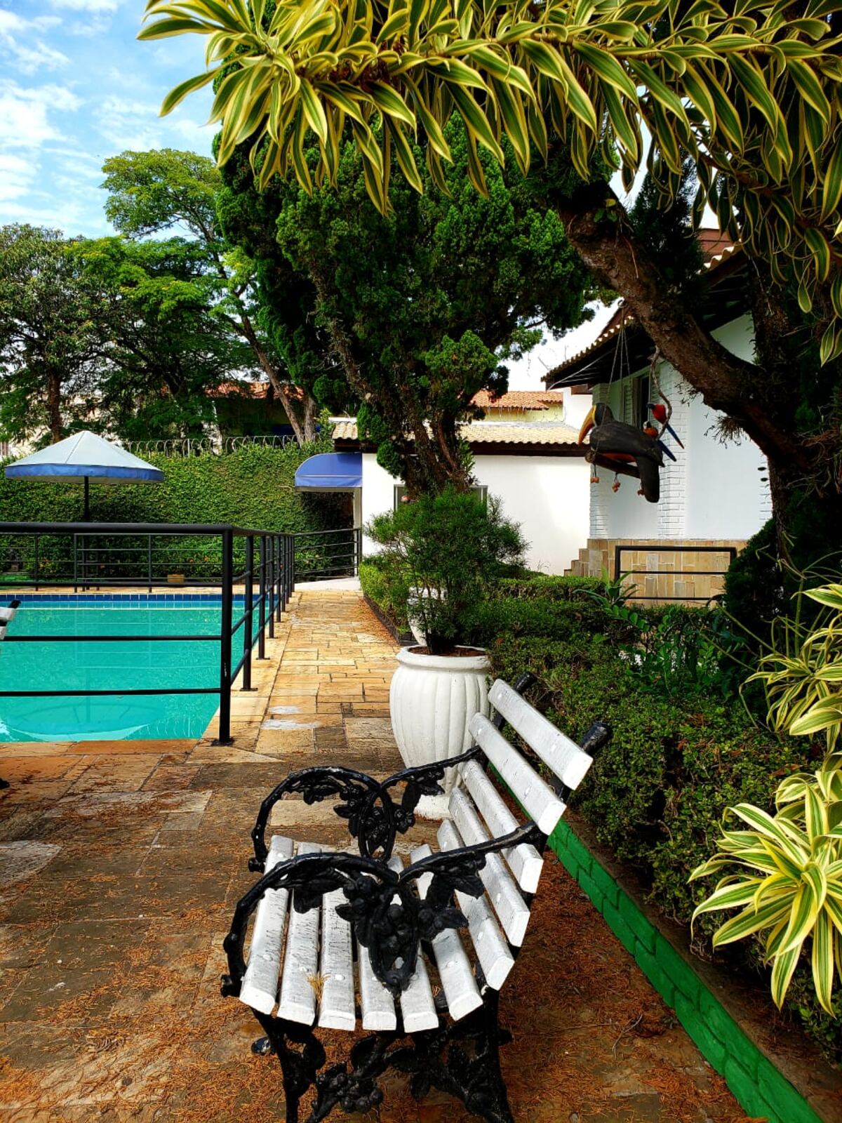 Varanda e caminho do jardim junto à piscina